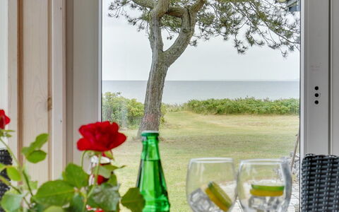 Sigurd - 20M from the Sea: Møbel, Indretning, Gulvbelægning, Træ, Etage, Loft, Trægulve, Stol, Bord, Belysning