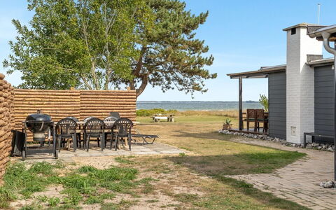 Sigurd - 20M from the Sea: Møbel, Indretning, Gulvbelægning, Træ, Etage, Loft, Trægulve, Stol, Bord, Belysning