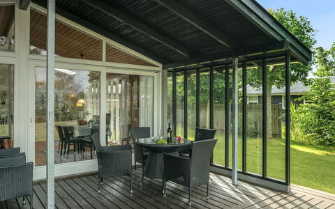 Juditha - 400M from the Sea: Blå, Busk, Sommerhus, Bunddække, Have, Estate, Skygge, Landscaping, Stuehus, Eco Hotel