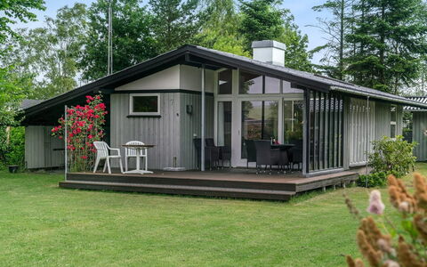 Juditha - 400M from the Sea: Blå, Busk, Sommerhus, Bunddække, Have, Estate, Skygge, Landscaping, Stuehus, Eco Hotel