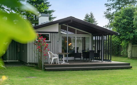 Juditha - 400M from the Sea: Blå, Busk, Sommerhus, Bunddække, Have, Estate, Skygge, Landscaping, Stuehus, Eco Hotel