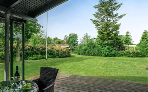 Juditha - 400M from the Sea: Blå, Busk, Sommerhus, Bunddække, Have, Estate, Skygge, Landscaping, Stuehus, Eco Hotel