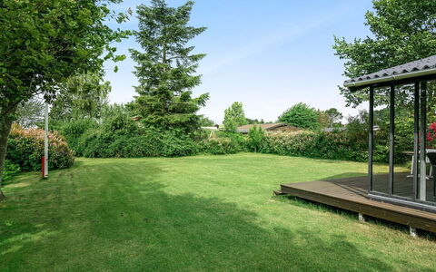 Juditha - 400M from the Sea: Blå, Busk, Sommerhus, Bunddække, Have, Estate, Skygge, Landscaping, Stuehus, Eco Hotel