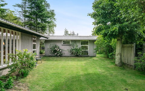 Juditha - 400M from the Sea: Blå, Busk, Sommerhus, Bunddække, Have, Estate, Skygge, Landscaping, Stuehus, Eco Hotel