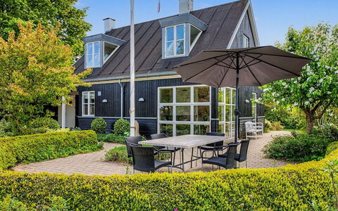 Gullan - 75M from the Sea: Træ, Tag, Arkitektur, Hjem, Hus, Sommerhus, Sidespor, Hårdttræ, Hældning, Estate