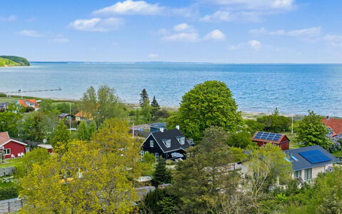 Gullan - 75M from the Sea: Træ, Tag, Arkitektur, Hjem, Hus, Sommerhus, Sidespor, Hårdttræ, Hældning, Estate