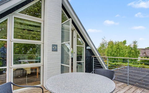 Gullan - 75M from the Sea: Træ, Tag, Arkitektur, Hjem, Hus, Sommerhus, Sidespor, Hårdttræ, Hældning, Estate