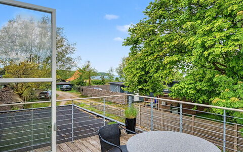 Gullan - 75M from the Sea: Træ, Tag, Arkitektur, Hjem, Hus, Sommerhus, Sidespor, Hårdttræ, Hældning, Estate