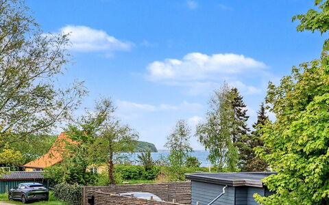 Gullan - 75M from the Sea: Træ, Tag, Arkitektur, Hjem, Hus, Sommerhus, Sidespor, Hårdttræ, Hældning, Estate