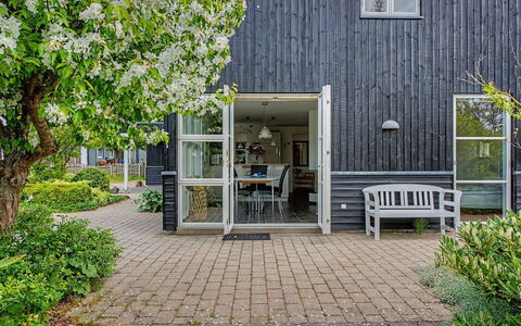 Gullan - 75M from the Sea: Træ, Tag, Arkitektur, Hjem, Hus, Sommerhus, Sidespor, Hårdttræ, Hældning, Estate