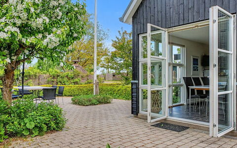 Gullan - 75M from the Sea: Træ, Tag, Arkitektur, Hjem, Hus, Sommerhus, Sidespor, Hårdttræ, Hældning, Estate