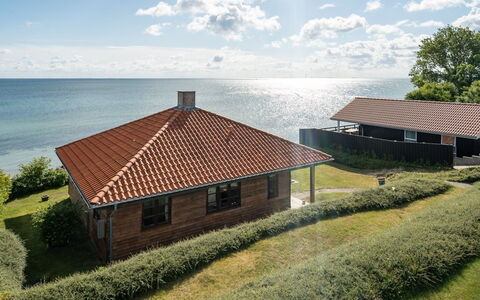 Botmar - 10M from the Sea: Møbel, Indretning, Gulvbelægning, Træ, Etage, Loft, Trægulve, Stol, Bord, Belysning