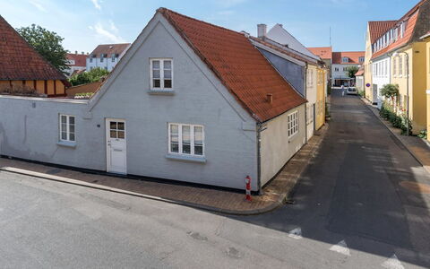 Zezilie - 500M from the Sea: Boligområde, Tag, Forstad, Indkørsel, Estate, Skorsten