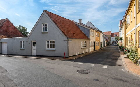 Zezilie - 500M from the Sea: Boligområde, Tag, Forstad, Indkørsel, Estate, Skorsten