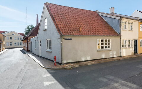 Zezilie - 500M from the Sea: Boligområde, Tag, Forstad, Indkørsel, Estate, Skorsten