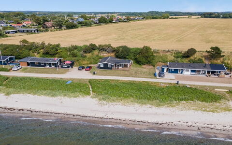 Bertold - 20M from the Sea: Blå, Busk, Sommerhus, Bunddække, Have, Estate, Skygge, Landscaping, Stuehus, Eco Hotel