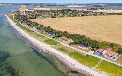 Bertold - 20M from the Sea: Blå, Busk, Sommerhus, Bunddække, Have, Estate, Skygge, Landscaping, Stuehus, Eco Hotel