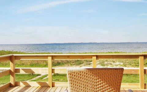 Bertold - 20M from the Sea: Blå, Busk, Sommerhus, Bunddække, Have, Estate, Skygge, Landscaping, Stuehus, Eco Hotel
