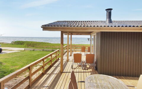 Bertold - 20M from the Sea: Blå, Busk, Sommerhus, Bunddække, Have, Estate, Skygge, Landscaping, Stuehus, Eco Hotel
