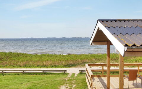 Bertold - 20M from the Sea: Blå, Busk, Sommerhus, Bunddække, Have, Estate, Skygge, Landscaping, Stuehus, Eco Hotel