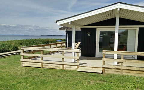 Bertold - 20M from the Sea: Blå, Busk, Sommerhus, Bunddække, Have, Estate, Skygge, Landscaping, Stuehus, Eco Hotel