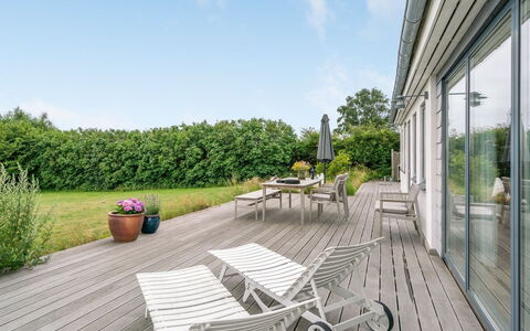 Sissela - 5M from the Sea: Land Lot, Hjem, Have, Bunddække, Landscaping, Dæk, Skygge, Estate, Lawn, Gård