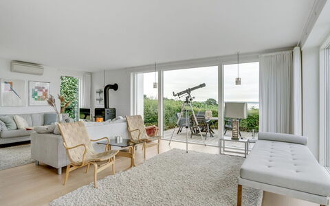 Sissela - 5M from the Sea: Møbel, Indretning, Gulvbelægning, Etage, Couch, Træ, Loft, Stue, Lejlighed, Bord