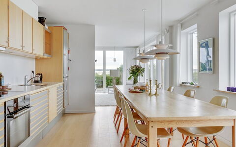 Sissela - 5M from the Sea: Møbel, Gulvbelægning, Indretning, Etage, Træ, Spisestue, Køkken & Spisebord, Stol, Bord, Loft