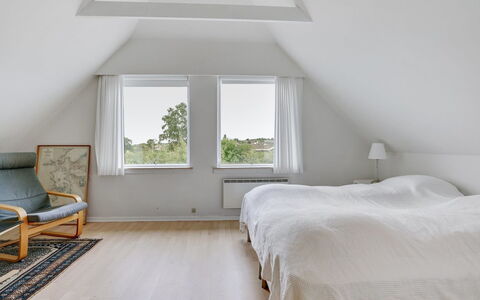 Sissela - 5M from the Sea: Gulvbelægning, Loft, Træ, Indretning, Etage, Soveværelse, Seng, Hjem, Belysning, Trægulve