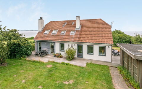 Sissela - 5M from the Sea: Træ, Tag, Arkitektur, Hjem, Hus, Sommerhus, Sidespor, Hårdttræ, Hældning, Estate