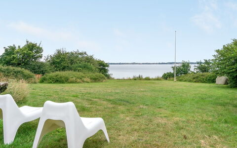 Sissela - 5M from the Sea: Træ, Tag, Arkitektur, Hjem, Hus, Sommerhus, Sidespor, Hårdttræ, Hældning, Estate