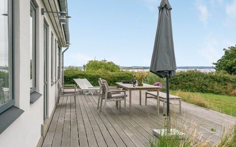 Sissela - 5M from the Sea: Træ, Tag, Arkitektur, Hjem, Hus, Sommerhus, Sidespor, Hårdttræ, Hældning, Estate
