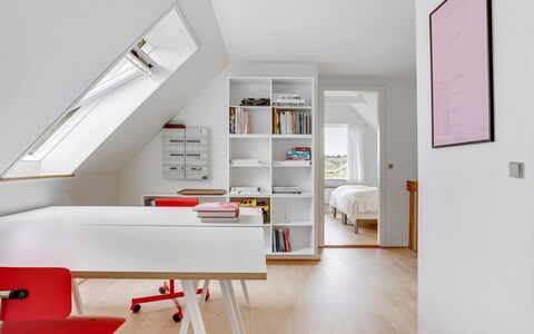 Sissela - 5M from the Sea: Træ, Tag, Arkitektur, Hjem, Hus, Sommerhus, Sidespor, Hårdttræ, Hældning, Estate