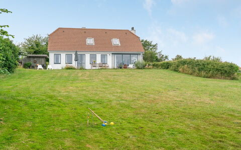 Sissela - 5M from the Sea: Træ, Tag, Arkitektur, Hjem, Hus, Sommerhus, Sidespor, Hårdttræ, Hældning, Estate
