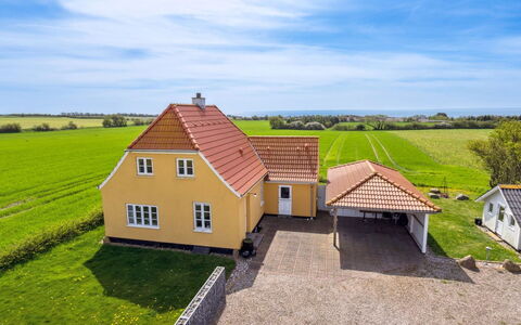Store - 700M from the Sea: Møbel, Indretning, Gulvbelægning, Træ, Etage, Loft, Trægulve, Stol, Bord, Belysning