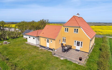 Store - 700M from the Sea: Møbel, Indretning, Gulvbelægning, Træ, Etage, Loft, Trægulve, Stol, Bord, Belysning
