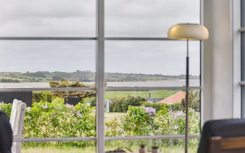 Ginnie - 300M from the Sea: Blå, Busk, Sommerhus, Bunddække, Have, Estate, Skygge, Landscaping, Stuehus, Eco Hotel