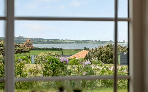 Ginnie - 300M from the Sea: Blå, Busk, Sommerhus, Bunddække, Have, Estate, Skygge, Landscaping, Stuehus, Eco Hotel