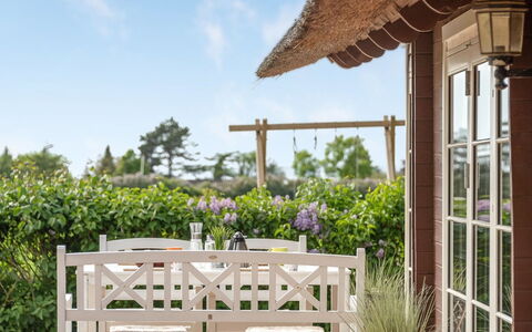 Ginnie - 300M from the Sea: Blå, Busk, Sommerhus, Bunddække, Have, Estate, Skygge, Landscaping, Stuehus, Eco Hotel