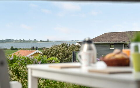 Ginnie - 300M from the Sea: Blå, Busk, Sommerhus, Bunddække, Have, Estate, Skygge, Landscaping, Stuehus, Eco Hotel