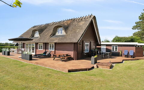 Ginnie - 300M from the Sea: Hjem, Tag, Hus, Sommerhus, Estate, Dør, Veranda, Sidespor, Stuehus, Skygge