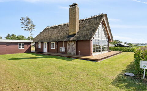 Ginnie - 300M from the Sea: Hjem, Tag, Hus, Sommerhus, Estate, Dør, Veranda, Sidespor, Stuehus, Skygge