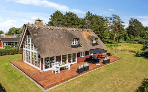 Ginnie - 300M from the Sea: Blå, Busk, Sommerhus, Bunddække, Have, Estate, Skygge, Landscaping, Stuehus, Eco Hotel