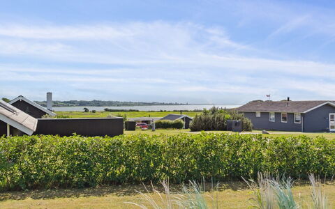 Ginnie - 300M from the Sea: Blå, Busk, Sommerhus, Bunddække, Have, Estate, Skygge, Landscaping, Stuehus, Eco Hotel