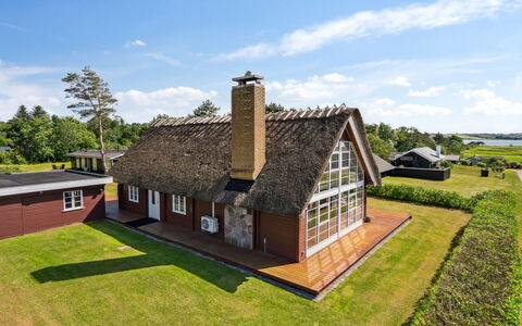 Ginnie - 300M from the Sea: Blå, Busk, Sommerhus, Bunddække, Have, Estate, Skygge, Landscaping, Stuehus, Eco Hotel