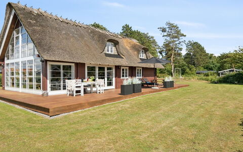 Ginnie - 300M from the Sea: Blå, Busk, Sommerhus, Bunddække, Have, Estate, Skygge, Landscaping, Stuehus, Eco Hotel