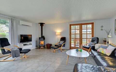 Alrich - 500M from the Sea: Møbel, Indretning, Gulvbelægning, Etage, Træ, Stue, Couch, Loft, Hjem, Trægulve