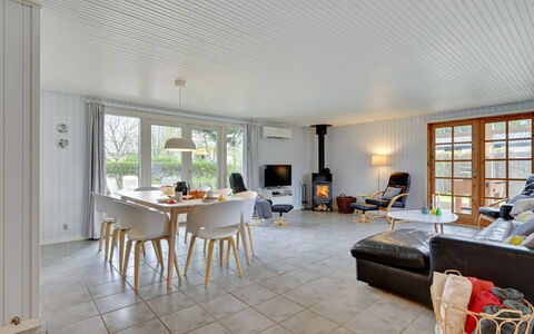 Alrich - 500M from the Sea: Gulvbelægning, Indretning, Loft, Træ, Etage, Stue, Hjem, Couch, Møbel, Trægulve