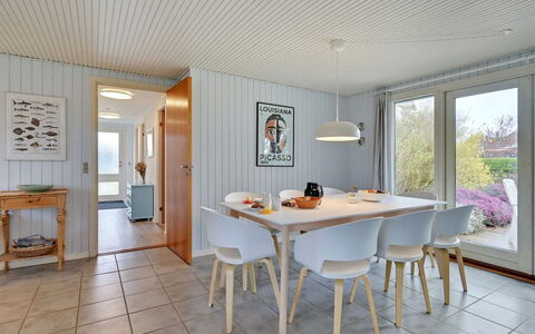 Alrich - 500M from the Sea: Møbel, Indretning, Gulvbelægning, Træ, Loft, Etage, Stol, Bord, Køkken & Spisebord, Spisestue