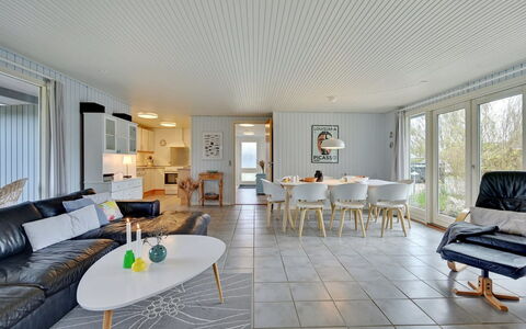 Alrich - 500M from the Sea: Gulvbelægning, Træ, Indretning, Loft, Etage, Møbel, Couch, Hjem, Stue, Trægulve